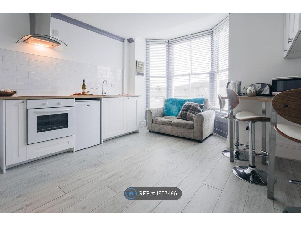 2 bed flat to rent in West Road, Buxton SK17, £750 pcm Zoopla