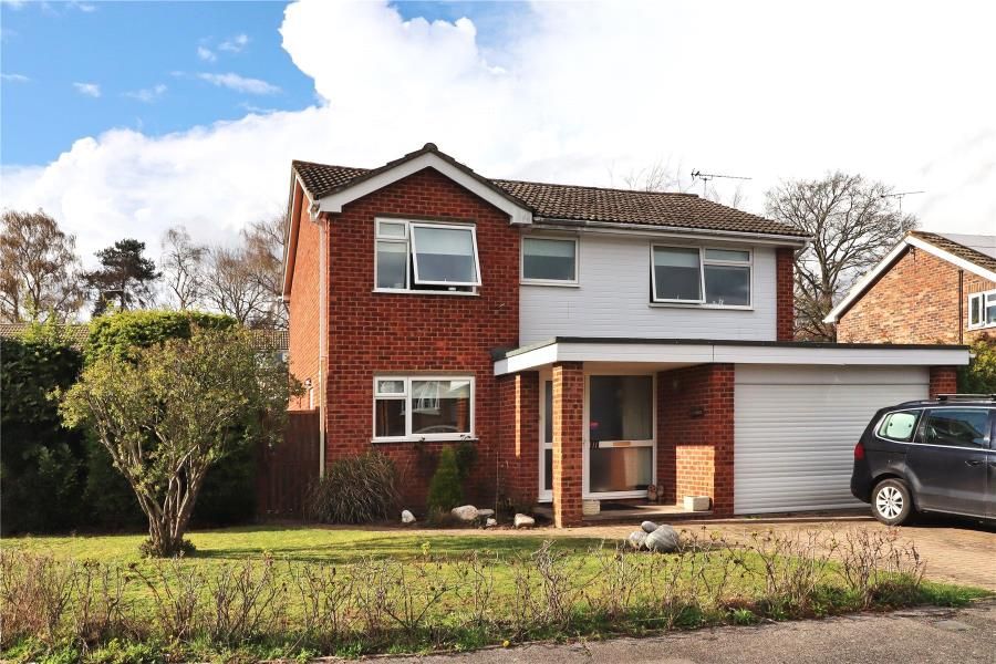 4 bed detached house to rent in Evelyn Close, Hook Heath, Woking GU22