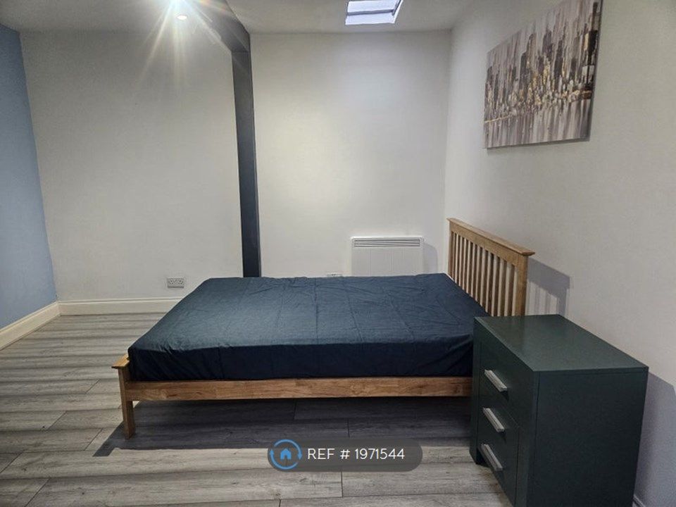 1 bed to rent in South Avenue, Egham TW20, £1,100 pcm Zoopla