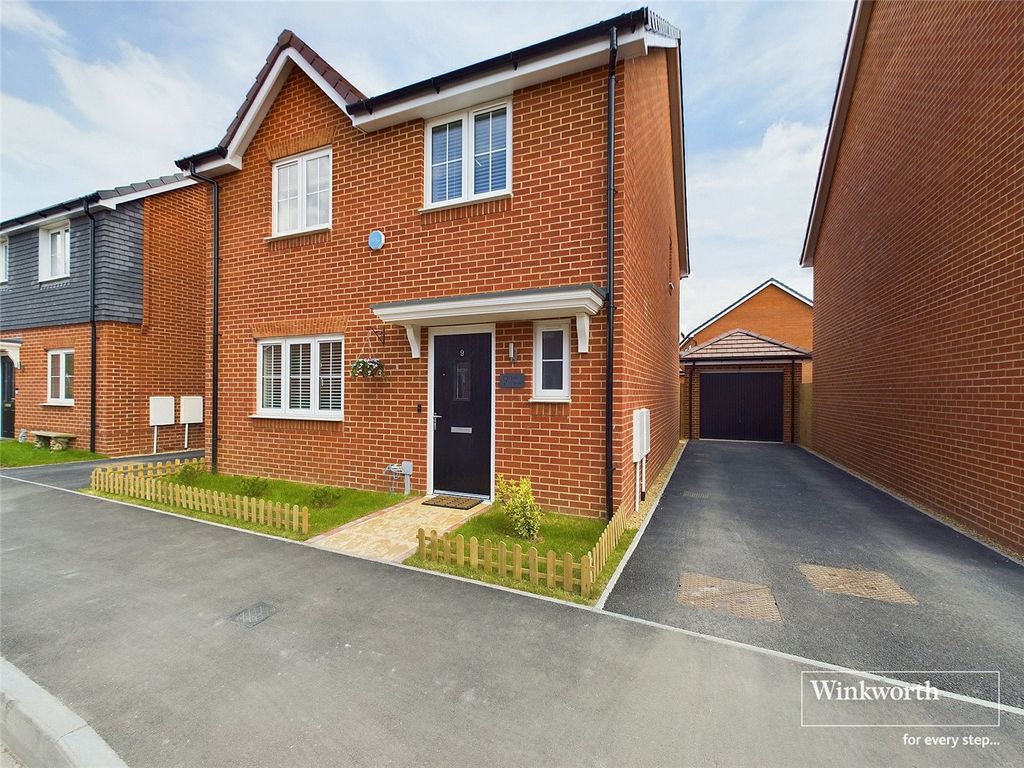 4 bed detached house to rent in Sela Drive, Shinfield, Reading