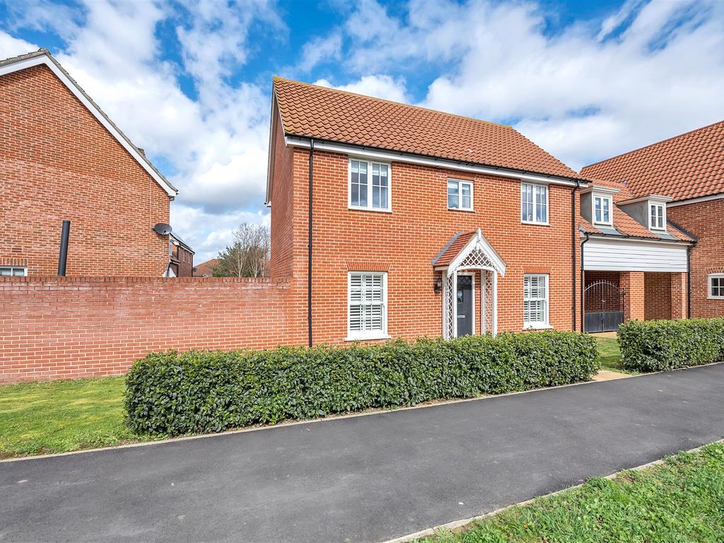 4 bed linkdetached house for sale in Simpson Way, Barrow, Bury St