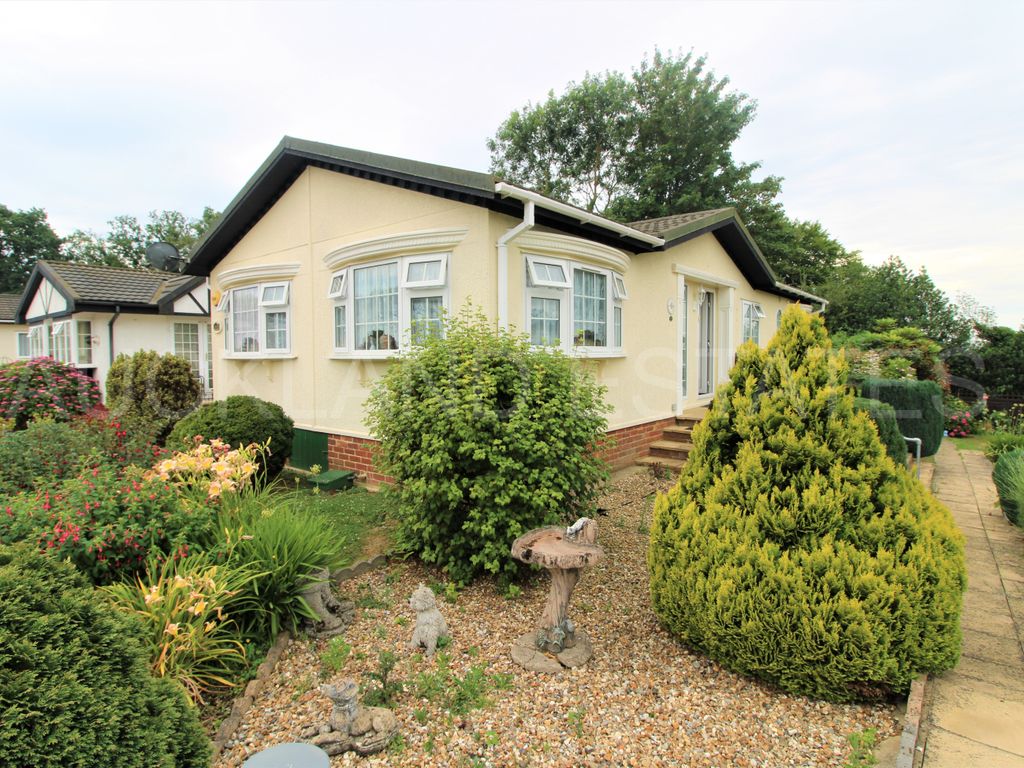 3 bed mobile/park home for sale in The Firs Park, Woodside Lane