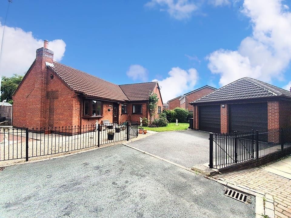 3 bed bungalow to rent in Faraday Avenue, Stretton, BurtonOnTrent