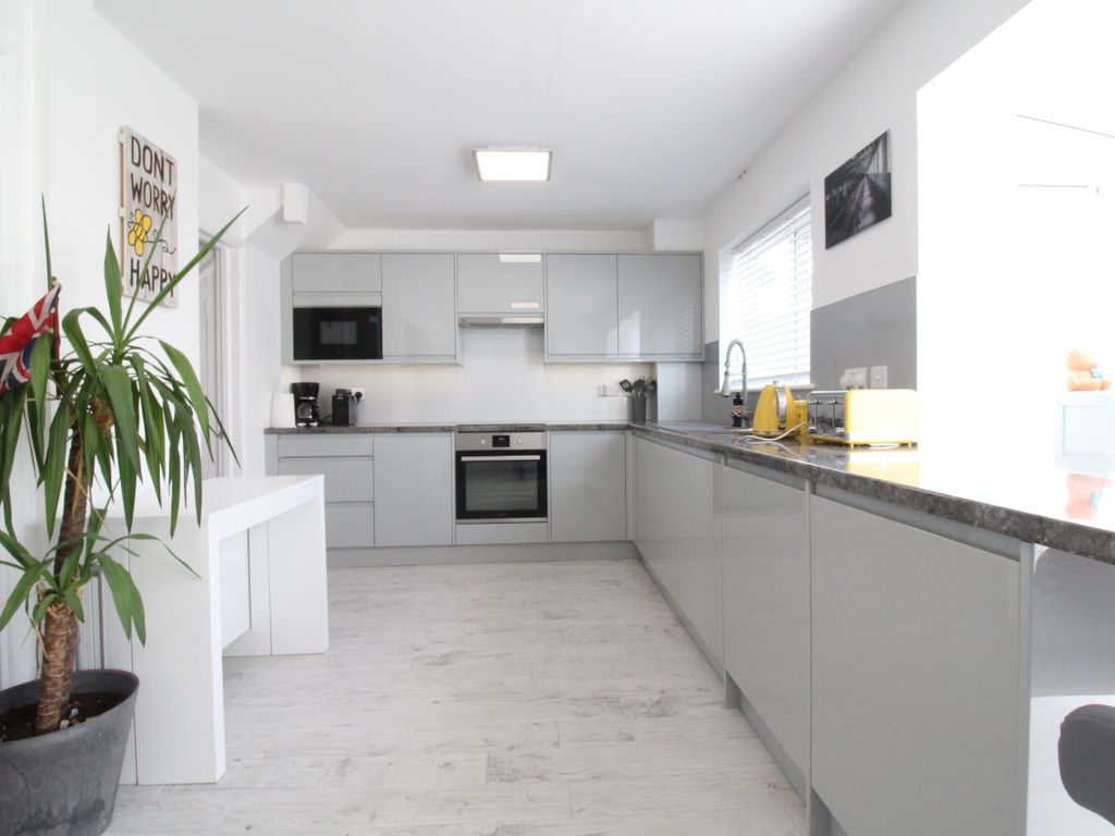 3 bed semidetached house to rent in Norrington Road, Maidstone ME15