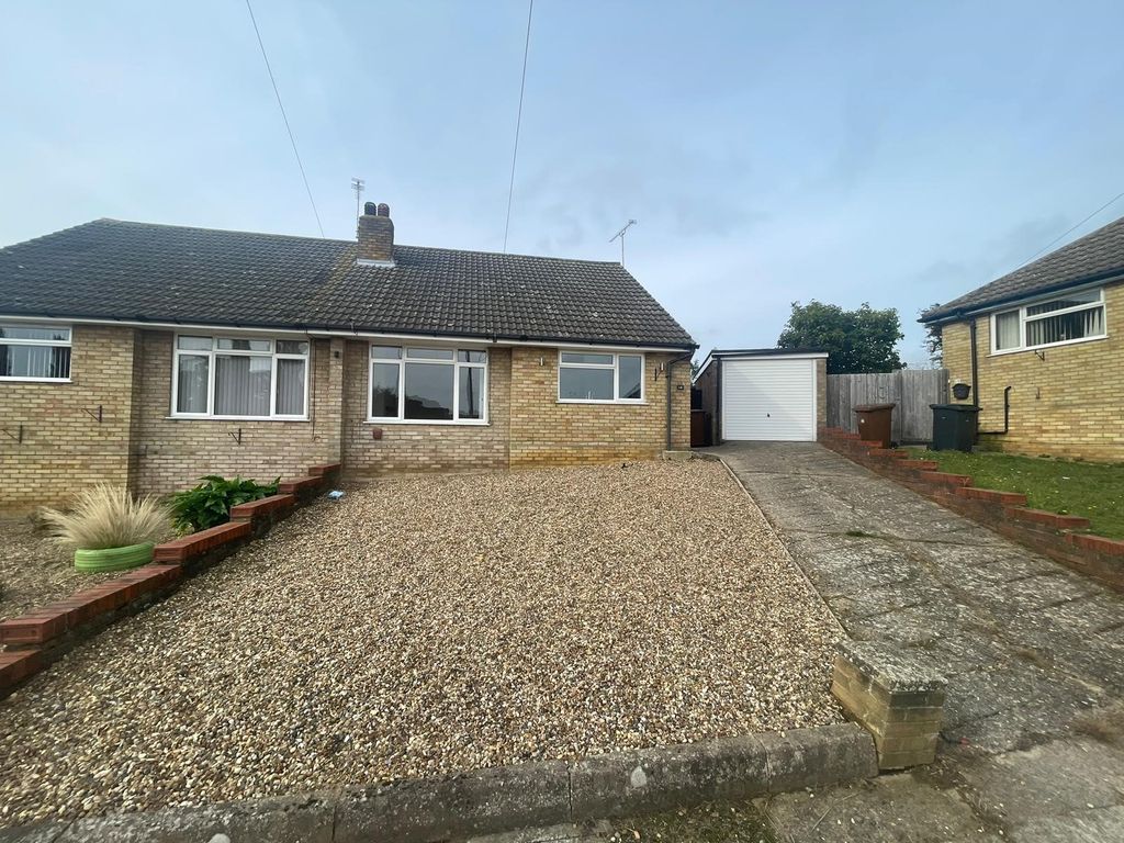2 bed bungalow to rent in Middleton Close, Ipswich IP2, £1,200 pcm Zoopla