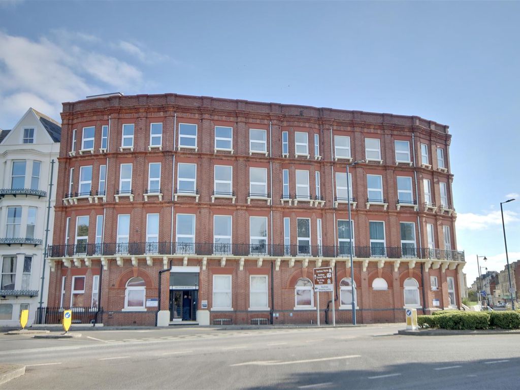 2 bed flat to rent in Grosvenor Apartments, Western Parade, Southsea