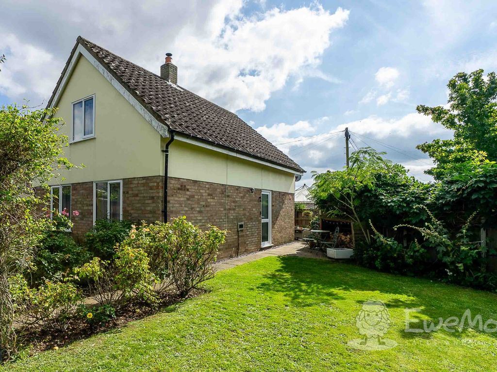 3 bed detached house for sale in Orchard Way, Wymondham NR18, £290,000