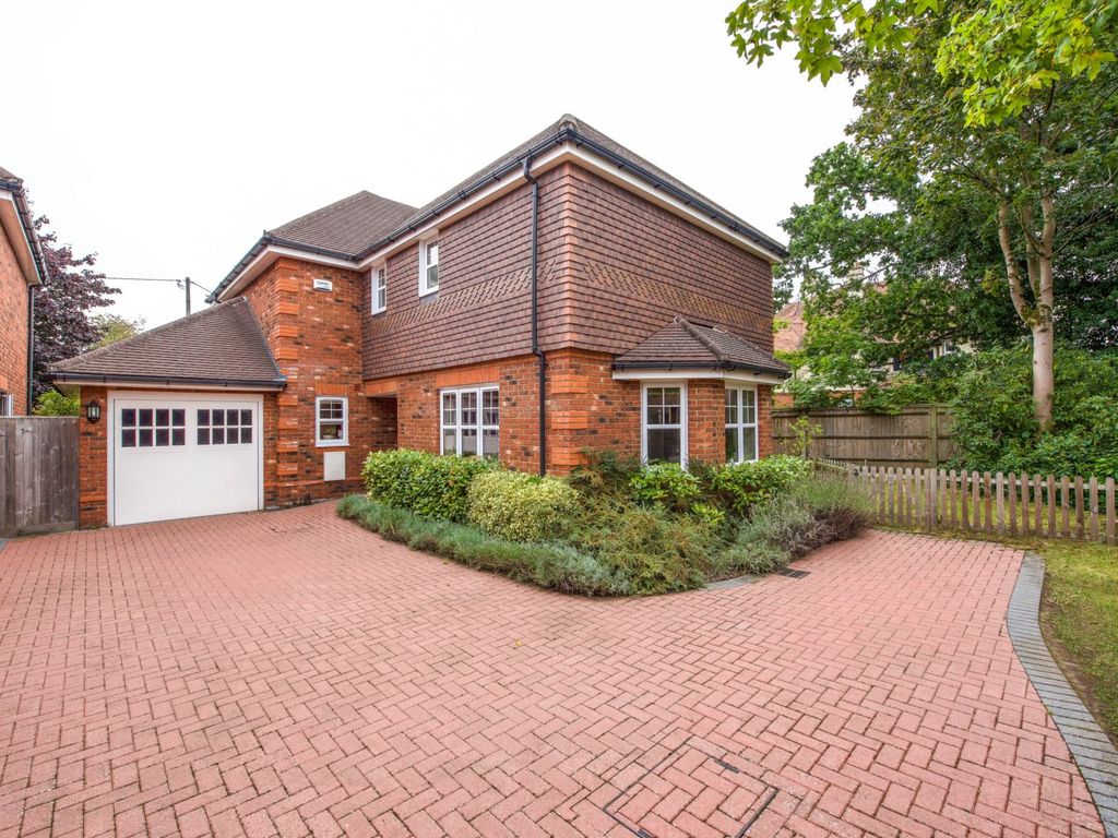 5 bed detached house for sale in Tanners Close, Burghfield Common
