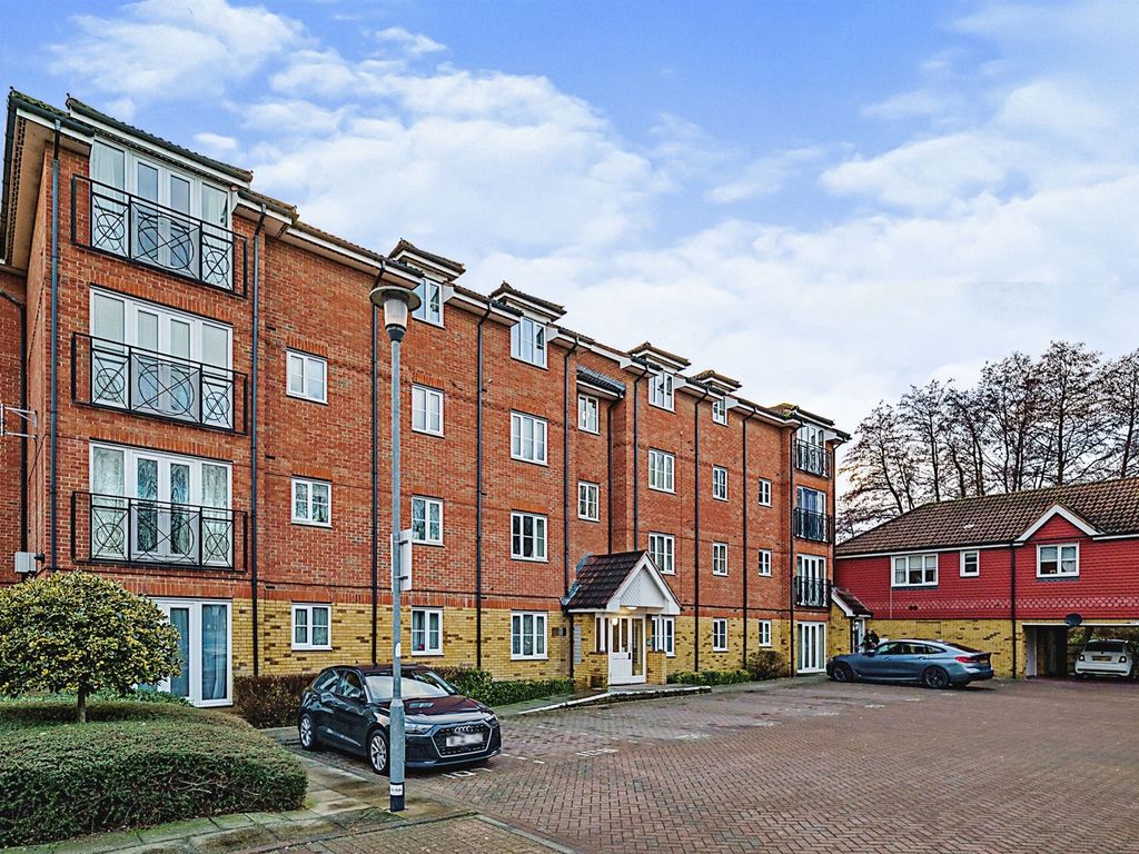 2 bed flat for sale in Yukon Road, Broxbourne EN10 Zoopla