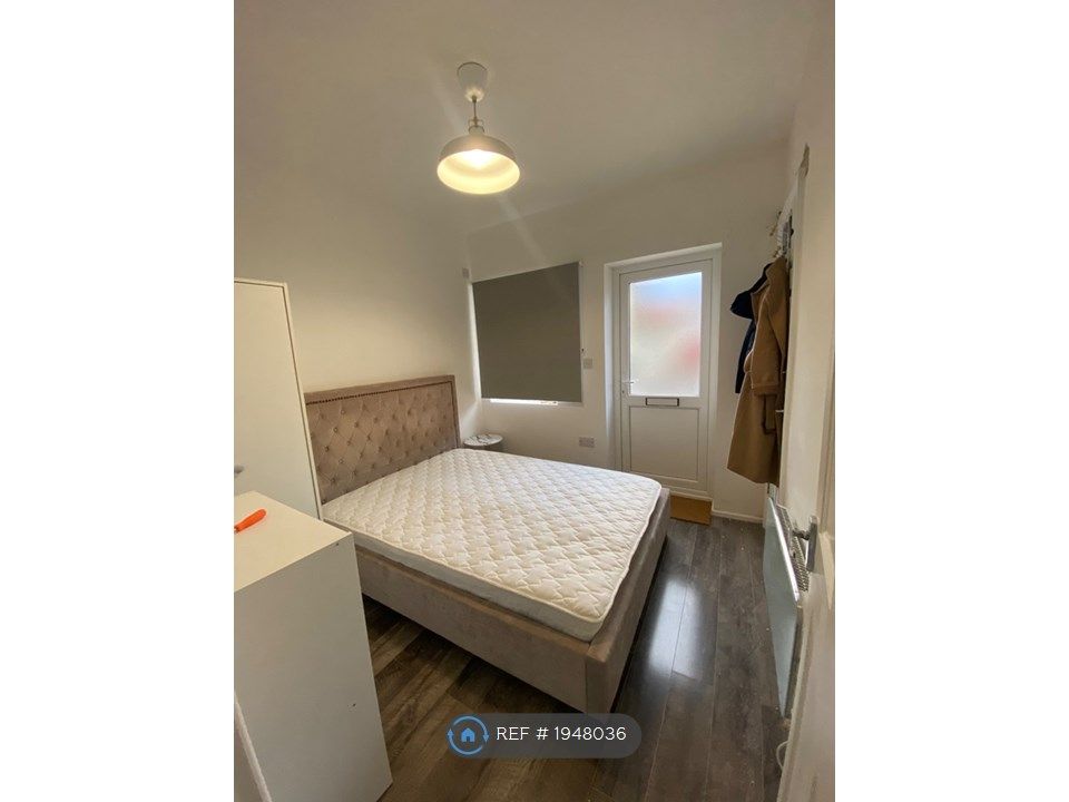 Studio to rent in East Ham, London E6, £1,500 pcm Zoopla