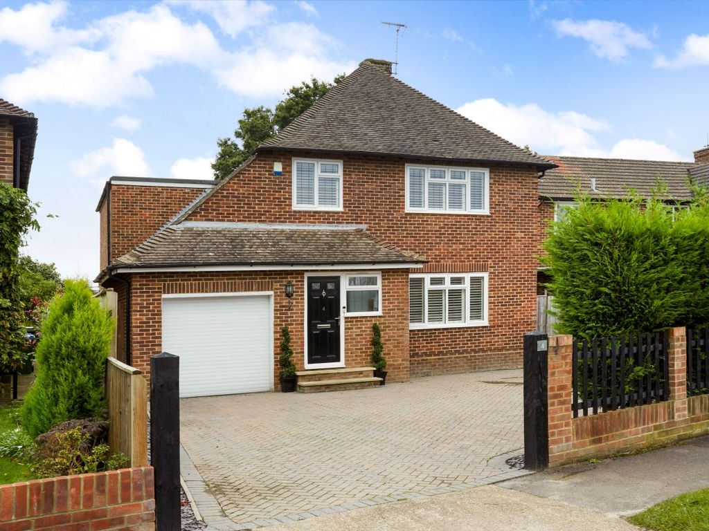 4 bed detached house to rent in Corunna Drive, Horsham RH13, £2,950 pcm