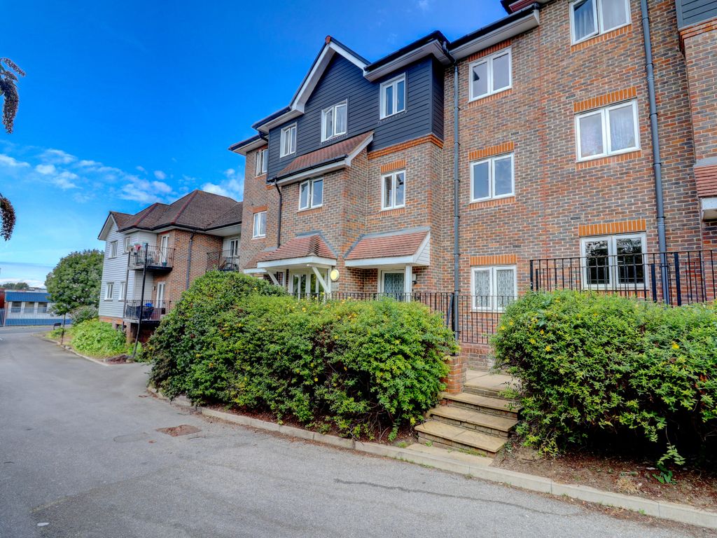 2 bed flat for sale in Freer Crescent, High HP13, £220,000 Zoopla