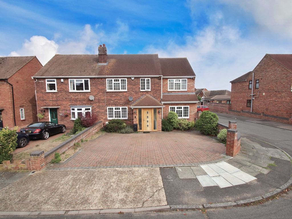 5 bed semidetached house for sale in Rochester Road, Gravesend DA12