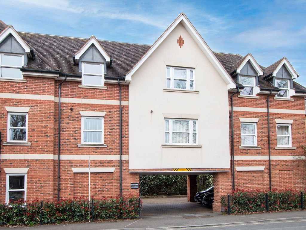 1 bed flat for sale in Crouch Oak Lane, Addlestone KT15, £180,000 Zoopla