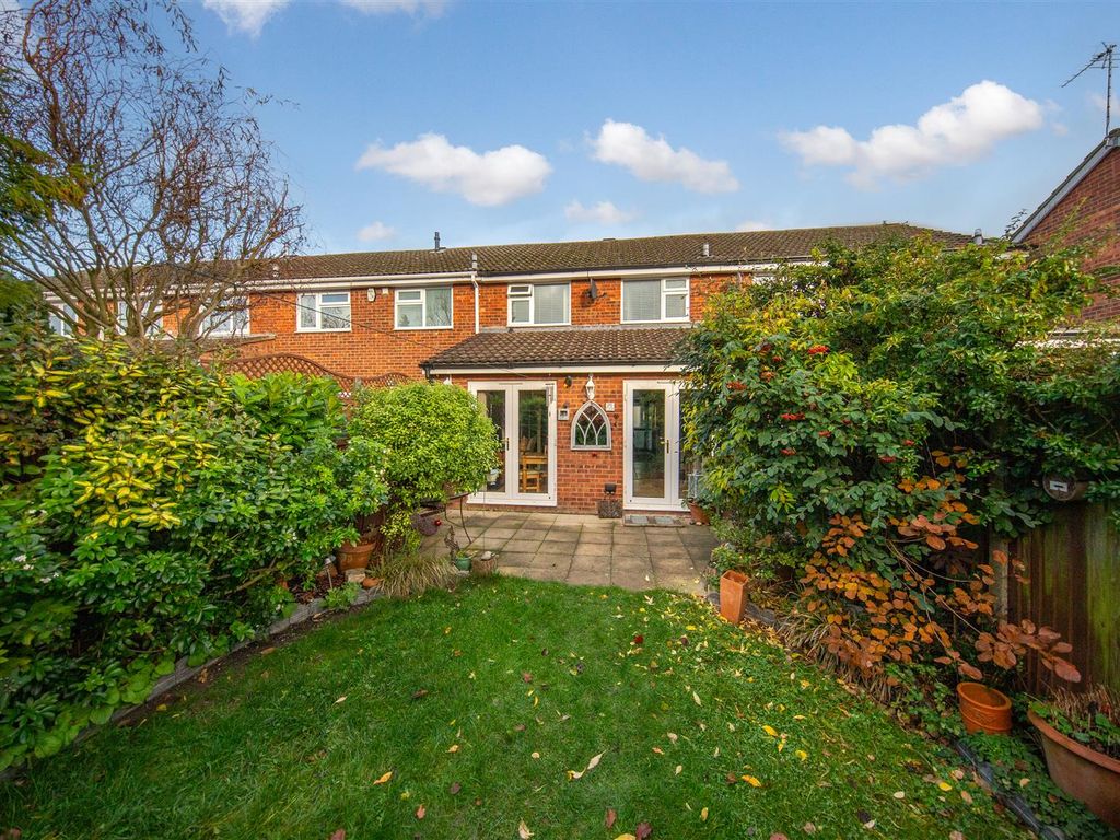 3 bed terraced house for sale in Palma Close, Dunstable, Bedfordshire