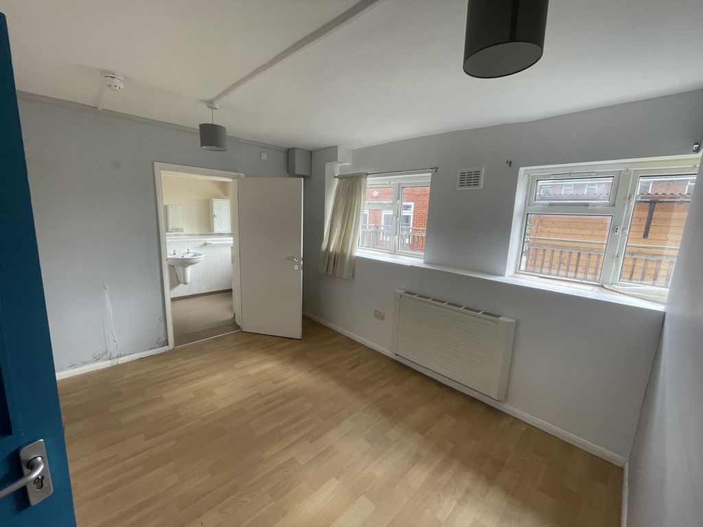 Room to rent in Dene Holm Road, Gravesend DA11, £650 pcm Zoopla