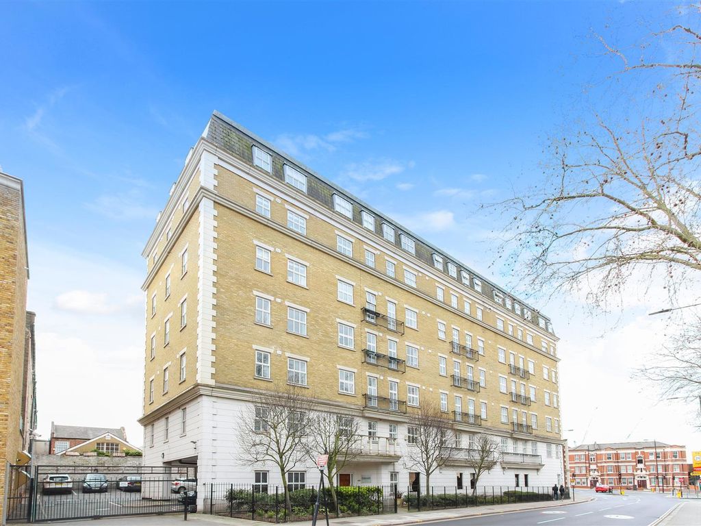 1 bed flat to rent in St Pauls Court, Clapham Park Road SW4, £1,750 pcm