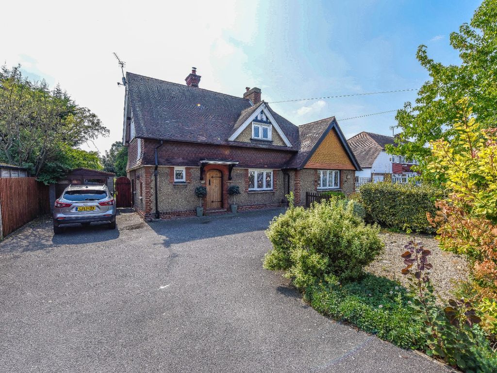 3 bed semidetached house to rent in Lakehurst Road, Ewell, Epsom KT19