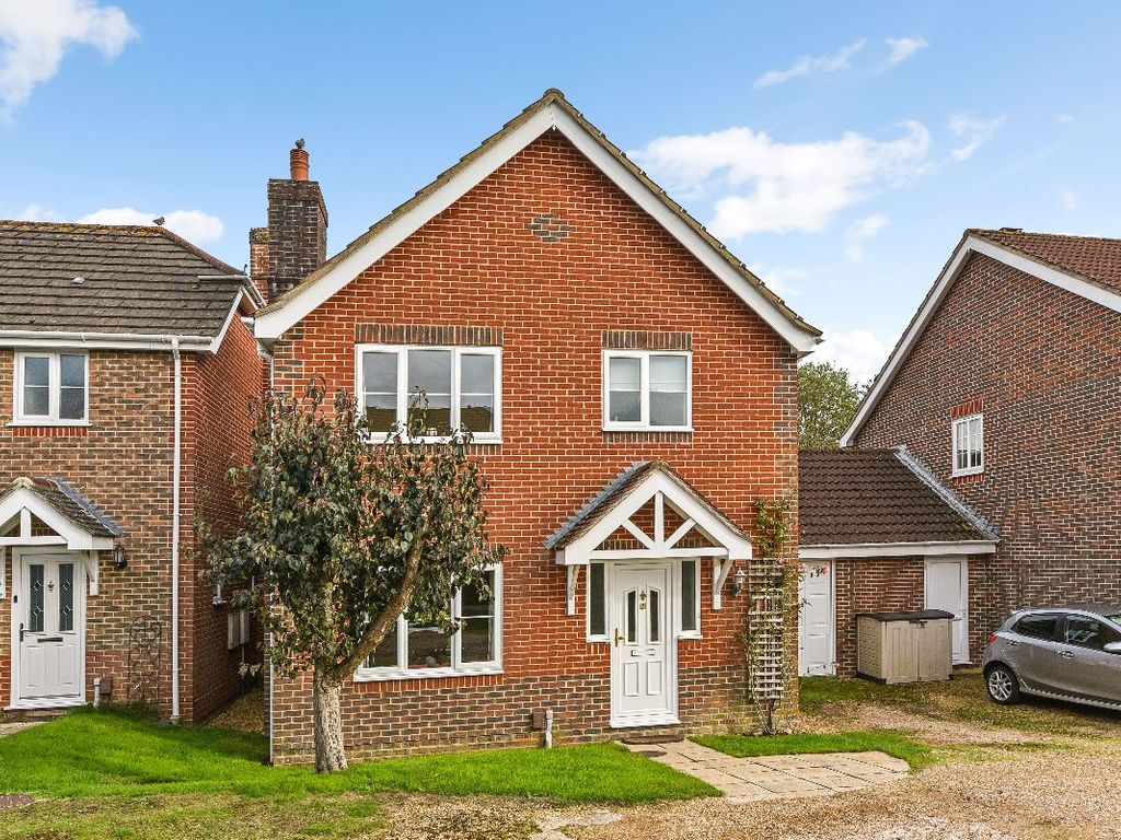 3 bed linkdetached house for sale in Applegate Place, Frogmore Lane