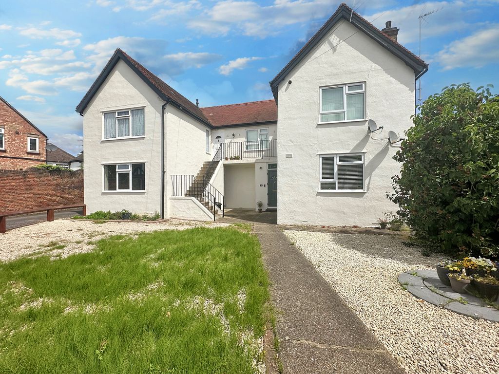 2 bed flat to rent in Church Road, West Drayton, Middlesex UB7, £1,650