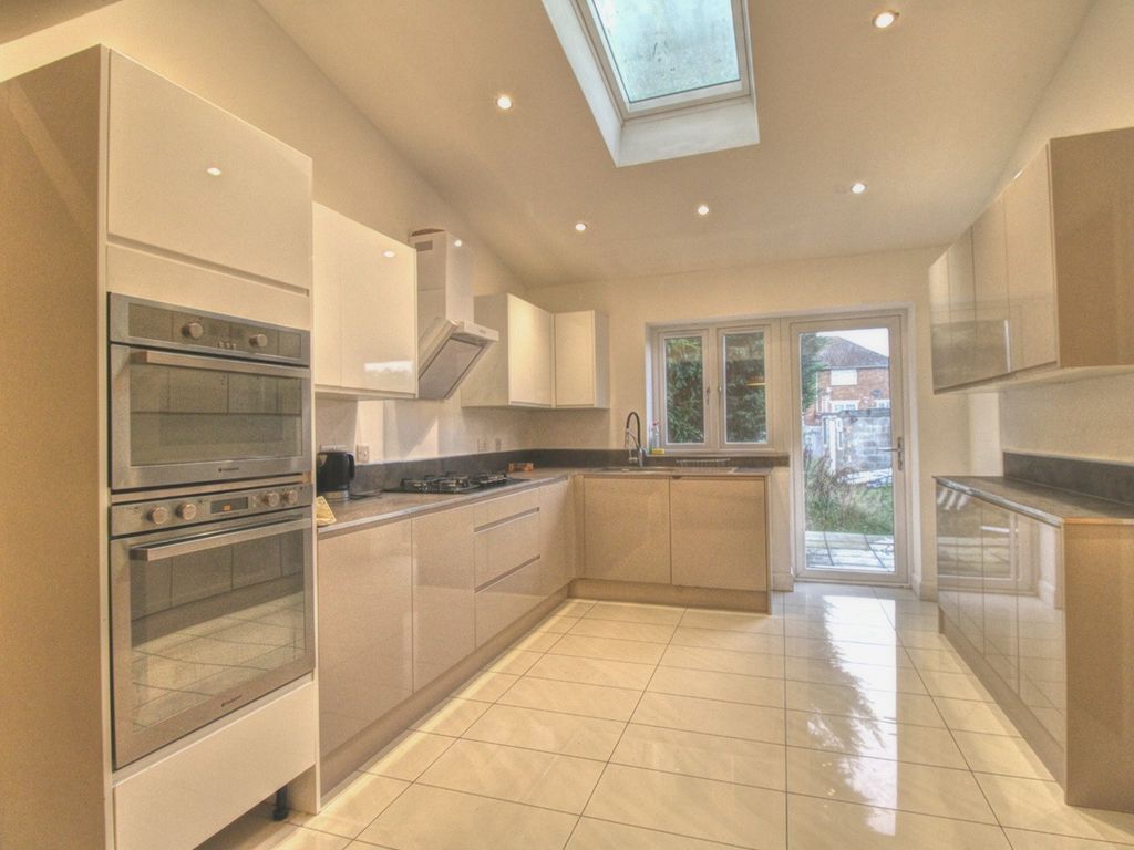 6 bed semidetached house to rent in Farley Hill Rd, Luton