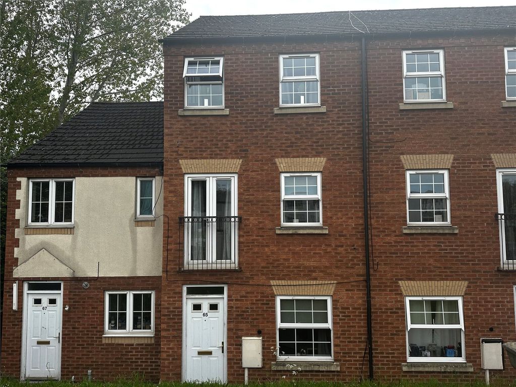 3 bed town house for sale in Sheffield Road, Chesterfield S41, £175,000