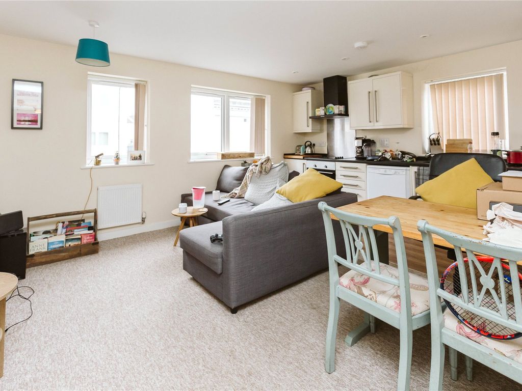 2 bed flat to rent in Kelston Close, Westbury On Trym, Bristol BS10, £