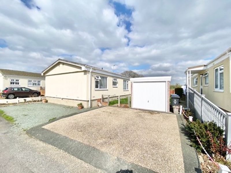 2 bed detached bungalow for sale in Odds Farm Estate, Wooburn Common