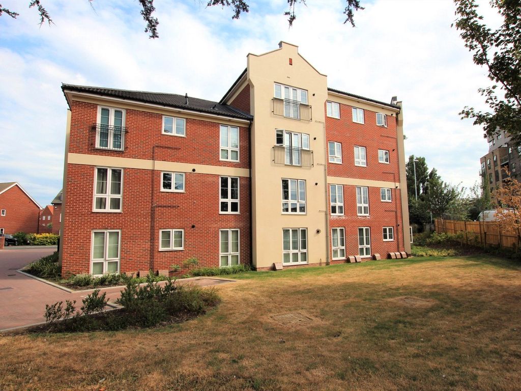 2 bed flat to rent in Cambrian Way, Worthing, West Sussex BN13, £1,275