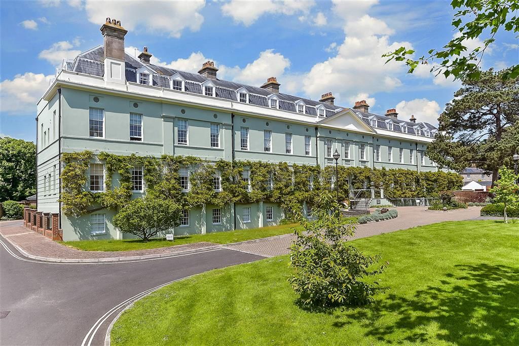 2 bed flat for sale in King Gardens, Chichester, West Sussex