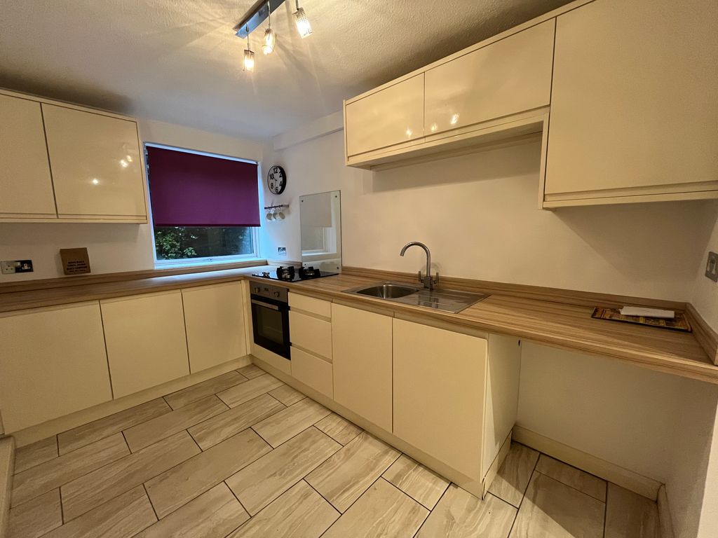 3 bed flat to rent in Redcliffe Road, Mapperley Park, Nottingham NG3, £