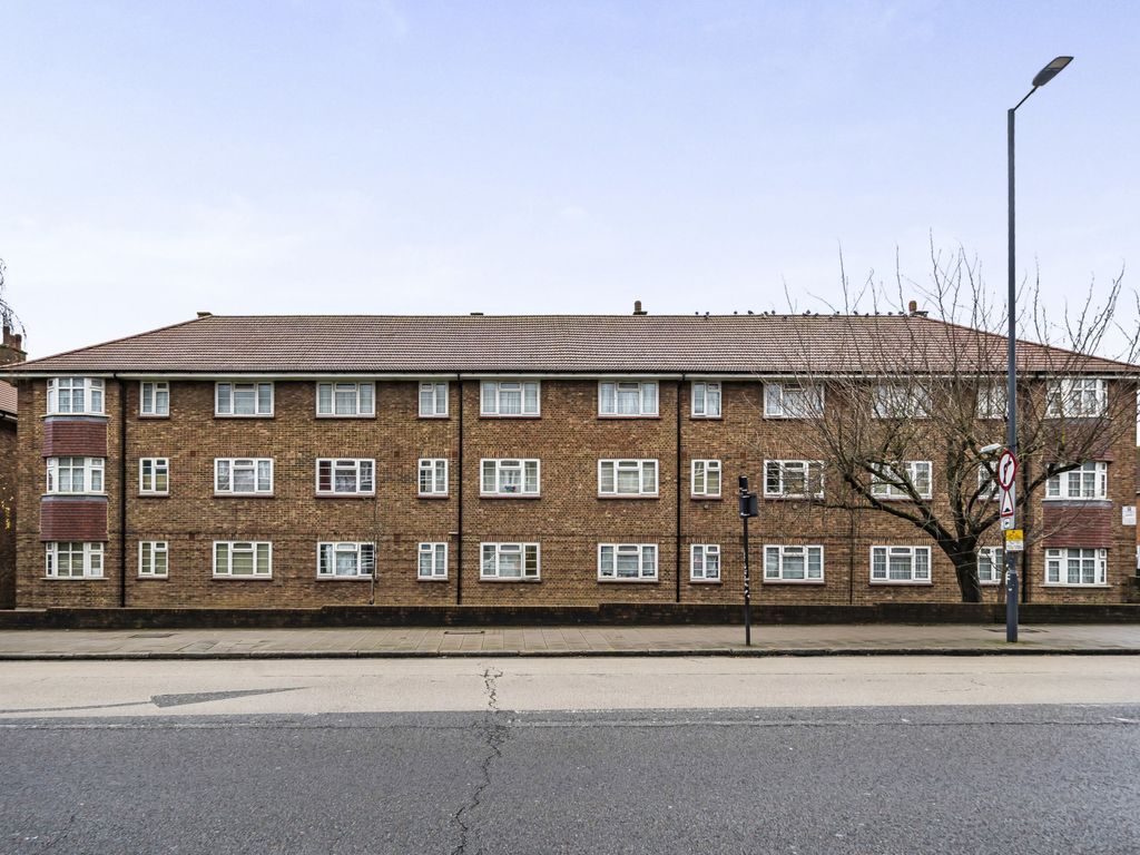 2 bed flat for sale in Kenton Road, Harrow, Middlesex HA3, £350,000