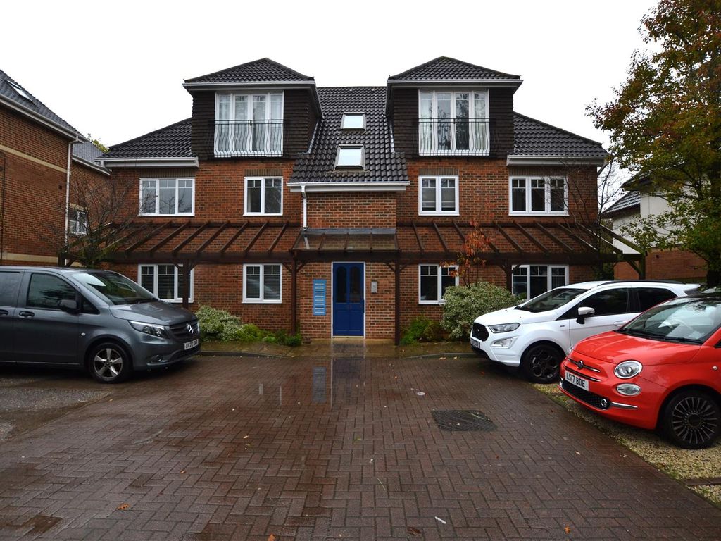2 bed flat to rent in Yorktown Road, Sandhurst GU47, £1,095 pcm Zoopla