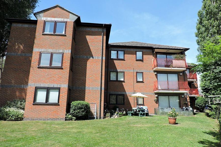 2 bed flat to rent in The Millstream, London Road, High HP11