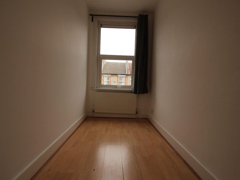 2 bed flat to rent in (Ground Floor, 2 Bed) Wallwood Road, London E11
