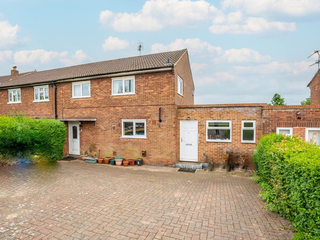 3 bed semidetached house for sale in Howland Garth, St. Albans, Hertfordshire AL1, £500,000