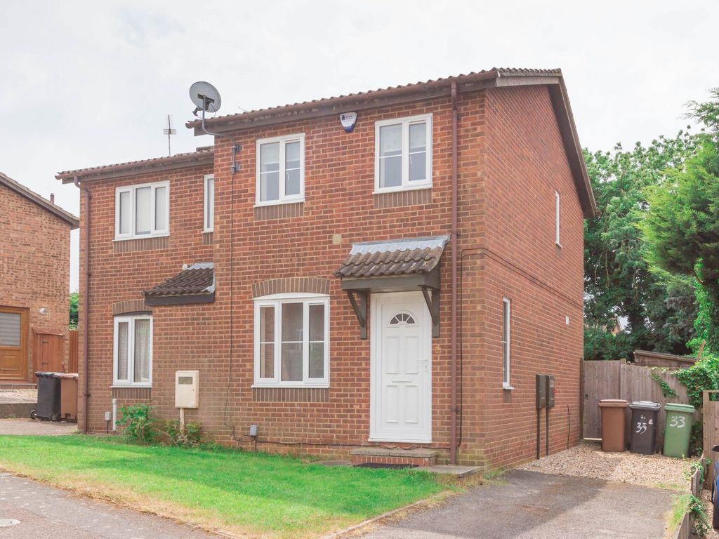 2 bed semidetached house to rent in Close, Wellingborough NN8