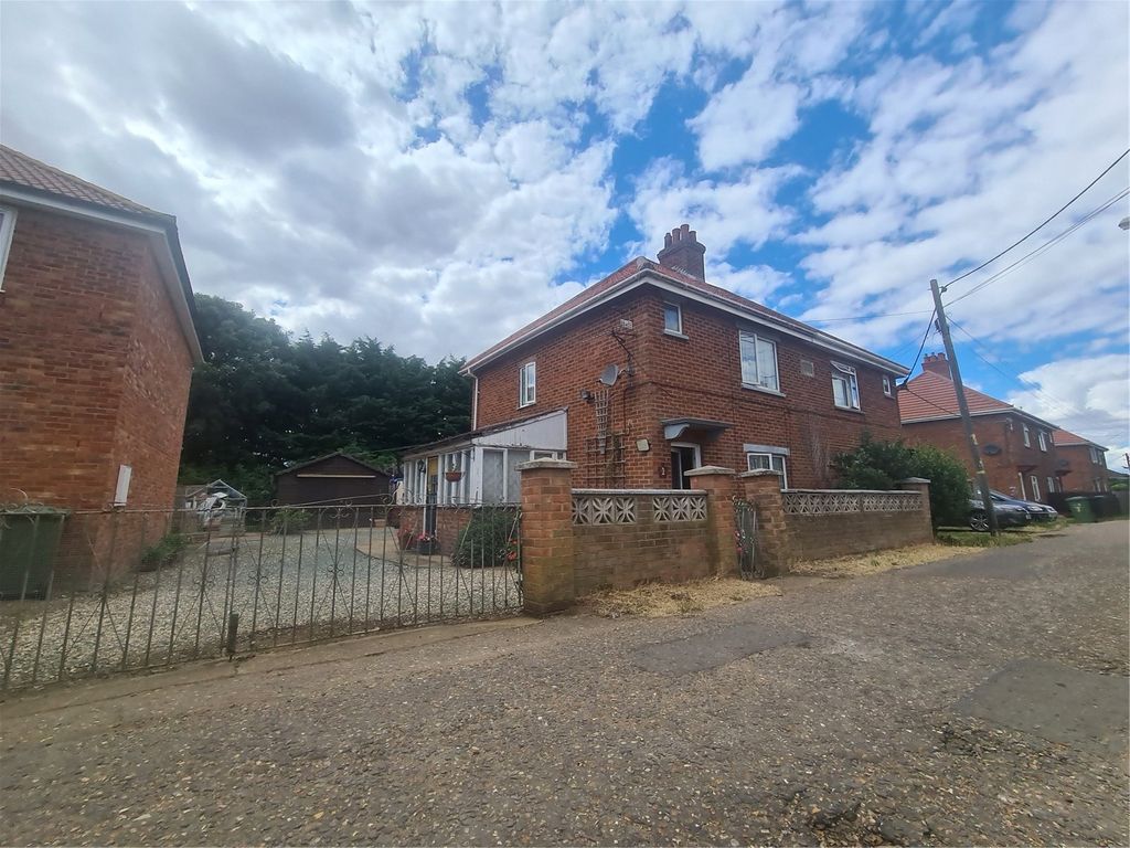 3 bed semidetached house for sale in Hootens Row, Barroway Drove