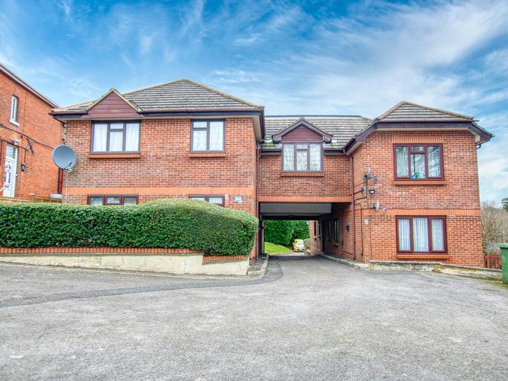 2 bed flat for sale in Valley View, Furze Road, Southampton SO19, £