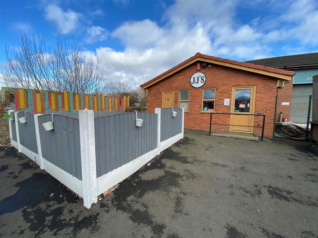 Retail premises to let in Dewsbury Road, Fenton Industrial Estate