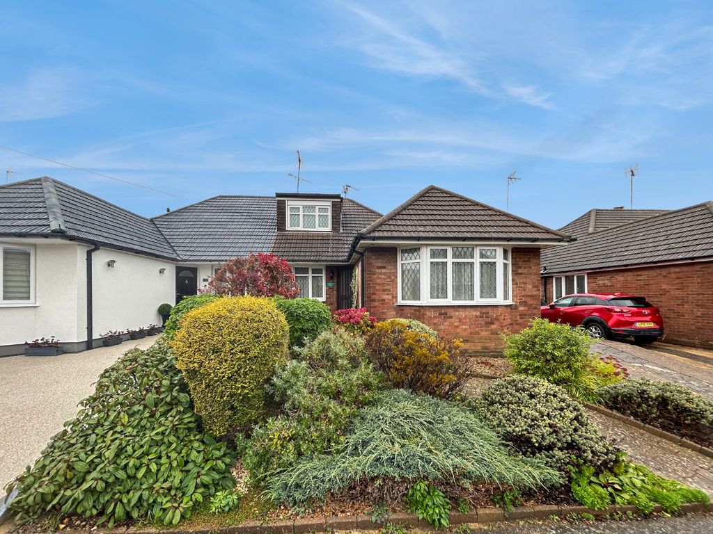 4 bed semidetached bungalow for sale in Holmwood Close, Dunstable LU5, £400,000 Zoopla