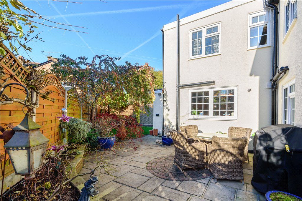 Studio to rent in Camphill Road, West Byfleet, Surrey KT14, £900 pcm