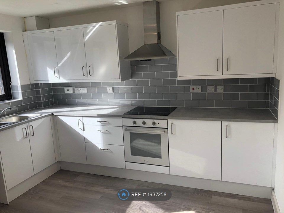 2 bed semidetached house to rent in Meadowland, Chineham, Basingstoke