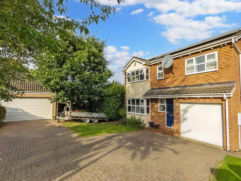 5 bed detached house for sale in Headland Close, Brimington