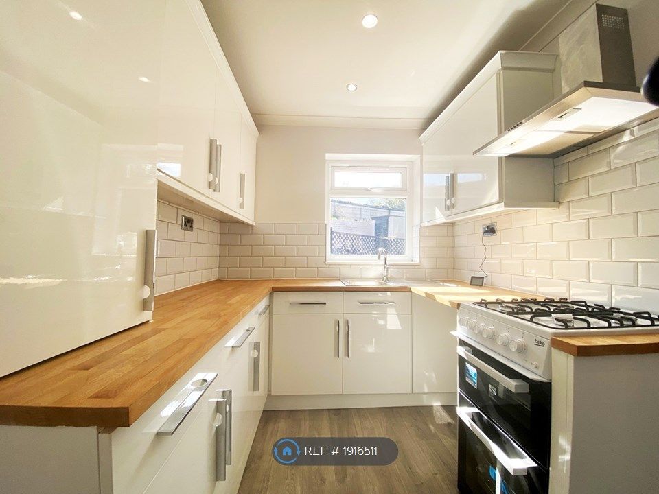 3 bed end terrace house to rent in Carlton Road, Barnsley S71, £650 pcm