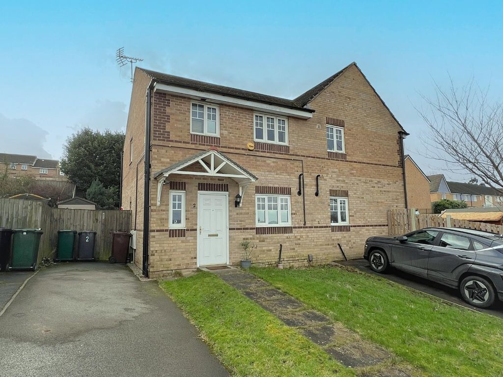 3 bed semidetached house for sale in Abinger Close, Idle, Bradford