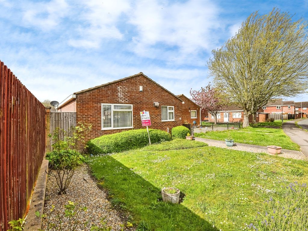 2 bed detached bungalow for sale in Farleigh Close, Westbury BA13, £