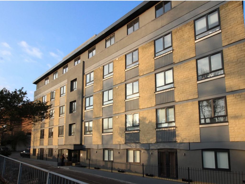 1 bed flat to rent in Court Ash, Yeovil BA20, £675 pcm Zoopla