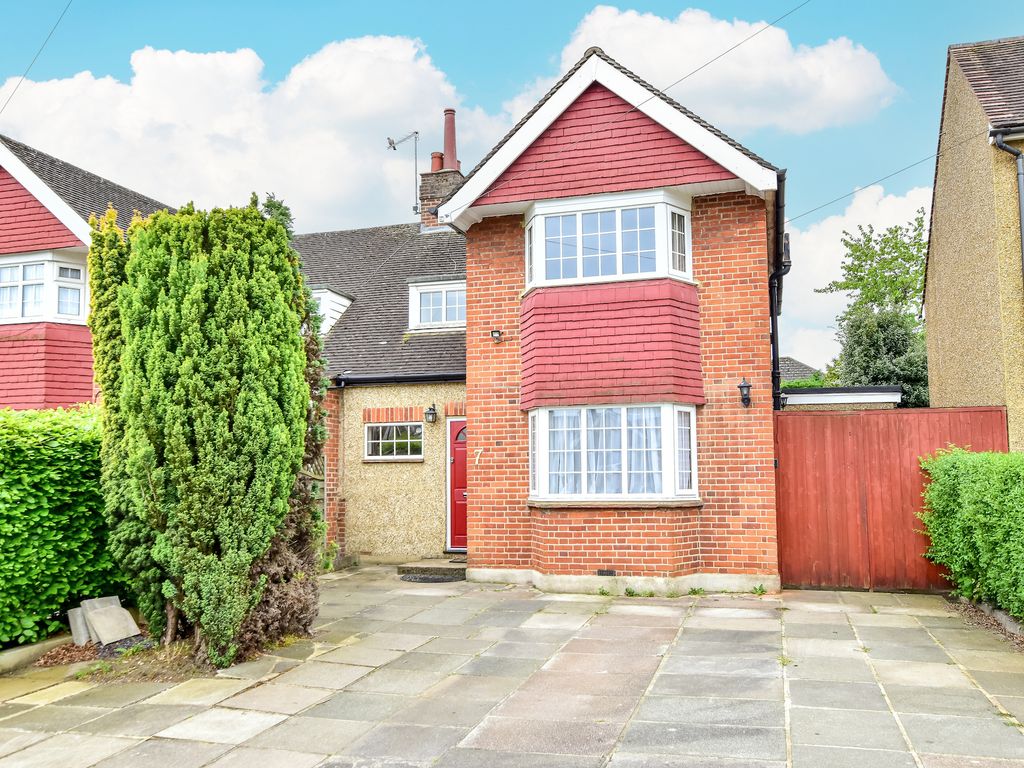 3 bed semidetached house to rent in Garston Drive, Garston, Watford