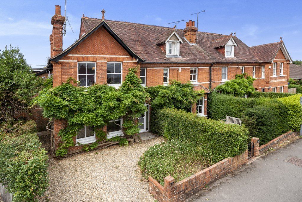 5 bed end terrace house for sale in Horseshoe Road, Pangbourne, Reading